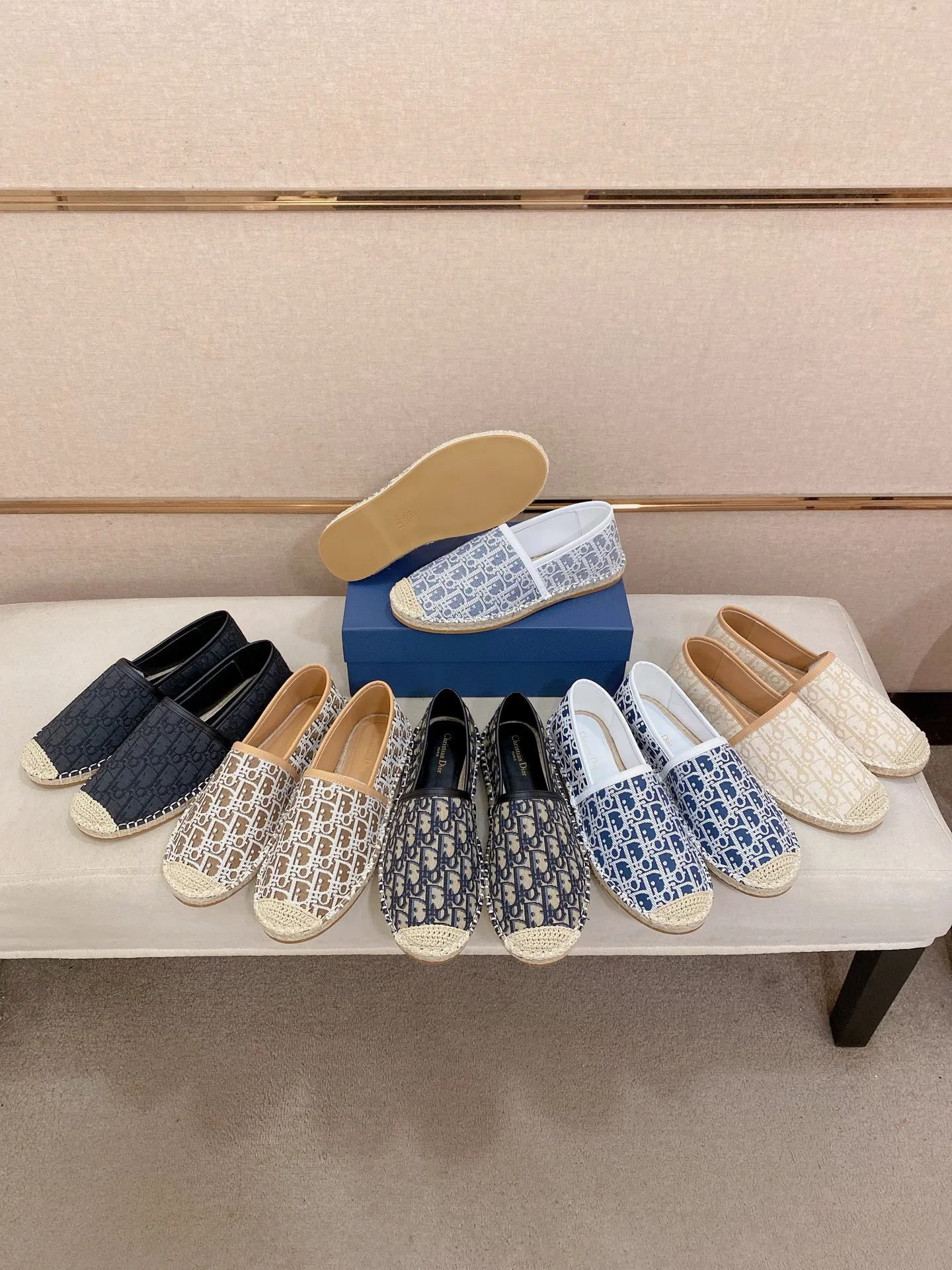 Factory price: 400💰High quality [Dior·Dior] 💫Men's latest slip-on Loaf casual shoes ✔️The original version is available at the counter simultaneously. 1:1 replica🏍️Fabrics: Italian imported fabrics, pure hand-drawn threads, raw rubber breathable and non-slip outsole, lining breathable and comfortable lambskin, 100% comfortable density, original rubber outsole wear-resistant ✔️Code number: 38-44, you deserve it, (Note: 37, 45, 46 can be customized, non-refundable and non-exchangeable)